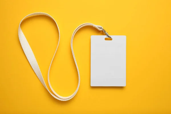 Tag Ausweis Plastikkennzeichnung Auf Gelbem Hintergrund Weiße Blanko Badge Attrappe — Stockfoto