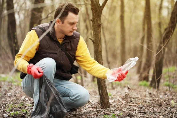 Bénévole Ramasse Des Déchets Dans Forêt Prenant Soin Nature Nettoyage — Photo