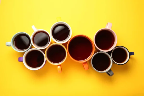 Μαύρο Τσάι Καφές Φωτεινά Φλιτζάνια Διάλειμμα Γραφείο Κτίριο Της Ομάδας — Φωτογραφία Αρχείου