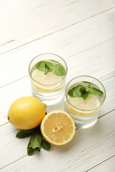 新鮮なデトックスレモン水 健康的な飲み物 夏の柑橘系レモネード — ストック写真