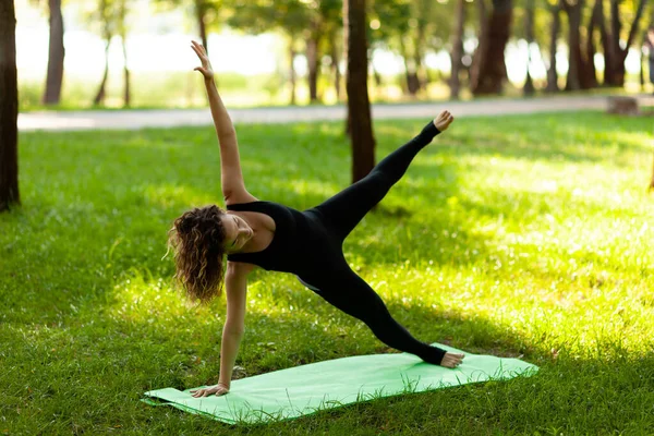 여자들은 아침에 공원에서 공기로 요가를 Sside Plank Pose — 스톡 사진