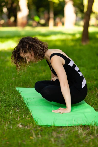 Kobieta Ćwiczy Jogę Rano Parku Świeżym Powietrzu Pozycja Skali — Zdjęcie stockowe