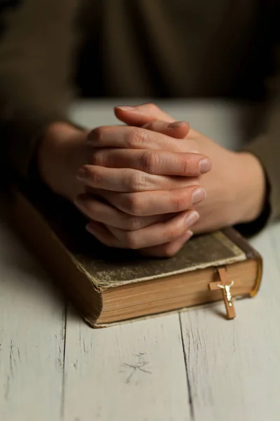 Primer Plano Las Manos Orantes Biblia Pidiendo Ayuda Dios — Foto de Stock