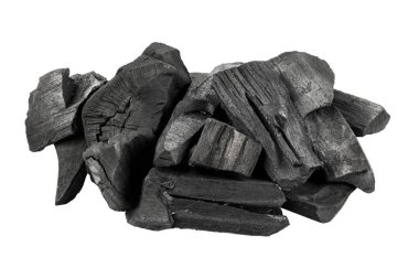 Beyaz arkaplanda siyah kömür izole edildi.