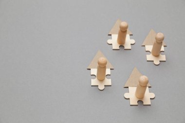 Gri arka planda evde çalışan tahta figürler. Evde serbest çalışma, tele-çalışma.. 