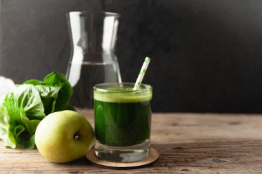 Kaliteli ahşap masada sağlıklı yeşil smoothie. Taze detoks besin.