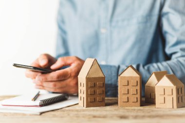 Ev sigortası, gayrimenkul yatırımı. Bir daire bulmak için telefon başvurusu.