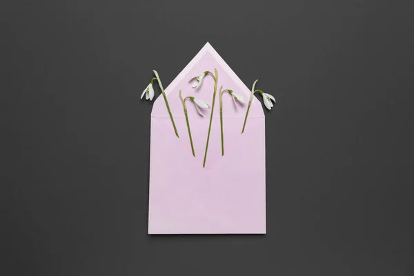 Färska Vackra Snödroppar Blommor Kuvert Isolerad Svart Bakgrund Inbjudan Bröllop — Stockfoto
