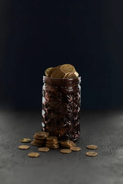 Χρυσά Νομίσματα Κουμπαρά Μαύρο Φόντο Αύξηση Των Αποταμιεύσεων Οικονομική Κρίση — Φωτογραφία Αρχείου
