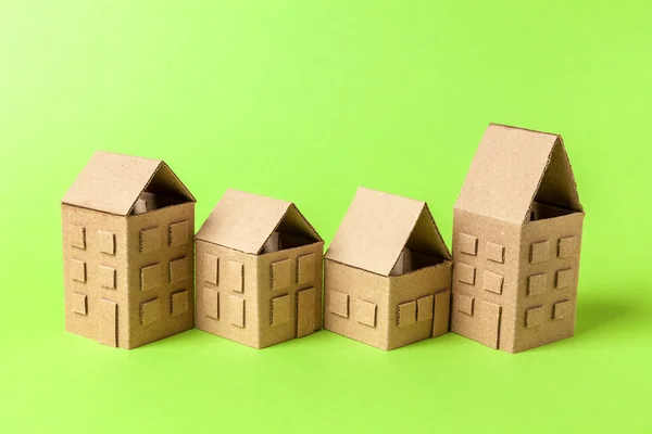 Kartondoboz Házak Zöld Háttérrel Koncepció Kis Hangulatos Város Barátságos Szomszédok — Stock Fotó