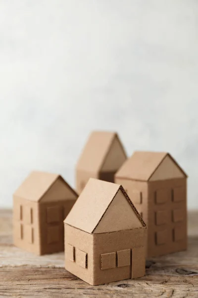 Kartondoboz Játékházak Fából Készült Háttérrel Lakáseladás Vagy Bérlés Szomszédok Házban — Stock Fotó
