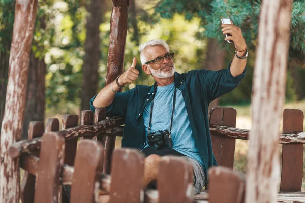 Ein Positiver Rentner Macht Park Ein Selfie Aktiver Lebensstil — Stockfoto