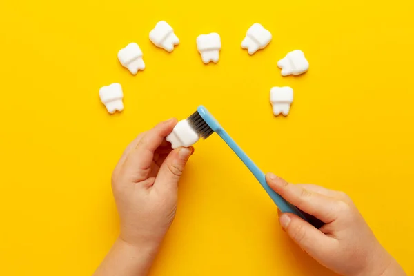 Mãos Das Crianças Aprendem Escovar Dentes Com Uma Escova Dentes — Fotografia de Stock
