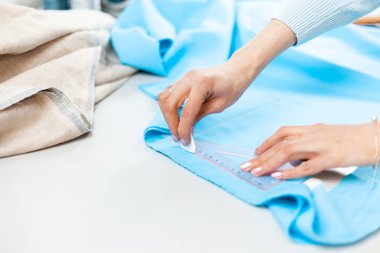 Elbise dikiyorum. Terzinin elleri iş başında. Yaratıcı hobi.