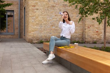 Kız öğrenci yeni bir iş arayışında. Eğitim için üniversite arayışı.