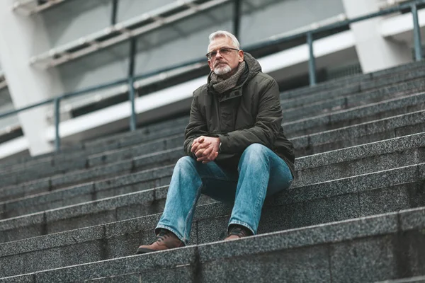 Yaşlılıkta Yalnızlık Kıdemli Adam Oturur Düşünür Üzüntü Depresyon — Stok fotoğraf
