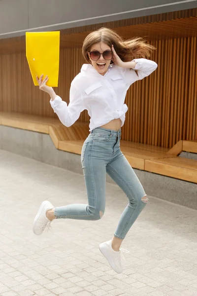Ung Flicka Student Hoppar Med Glädje Att Ett Diplom Klara — Stockfoto