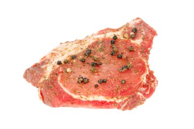 Beyaz arka planda baharatlı marine edilmiş et..