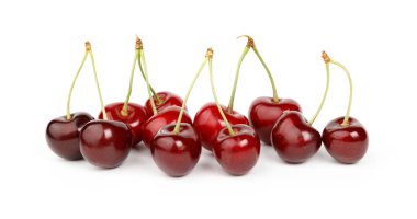 Beyaz arka planda saplı olgun kirazlar, kırmızı meyveler.