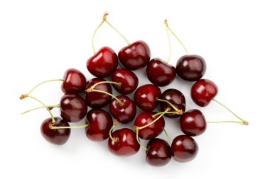 Büyük kırmızı kirazlar, beyaz arka planda olgun böğürtlenler.