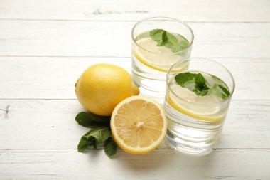 Taze detoks limon suyu, sağlıklı içecek. Yaz turunçgil limonatası.