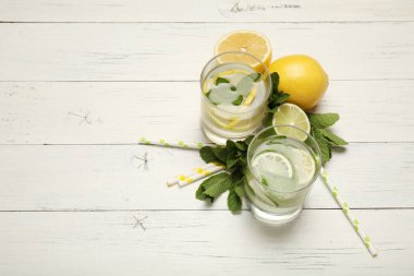 Taze detoks limon suyu, sağlıklı içecek. Yaz turunçgil limonatası.