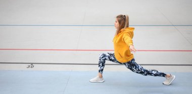 Yetişkin bir kadın spor ve spor yapıyor. Sağlıklı yaşam tarzı, eğitim..