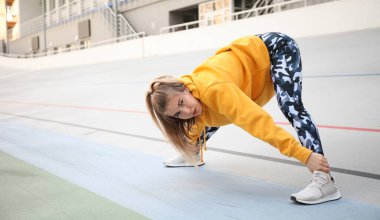 Yetişkin bir kadın spor ve spor yapıyor. Sağlıklı yaşam tarzı, eğitim..