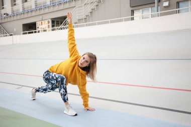 Yetişkin bir kadın spor ve spor yapıyor. Sağlıklı yaşam tarzı, eğitim..