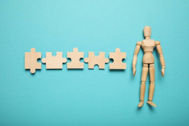 Tahta figür ve bulmacalar, iş hayatında problem çözme, yeni zorluklar. Yenilik ve takım çalışması.