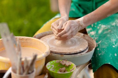El işi çanak çömlek yapmak. Kadın elleri kilden seramik plaka kalıbı (esrar)).
