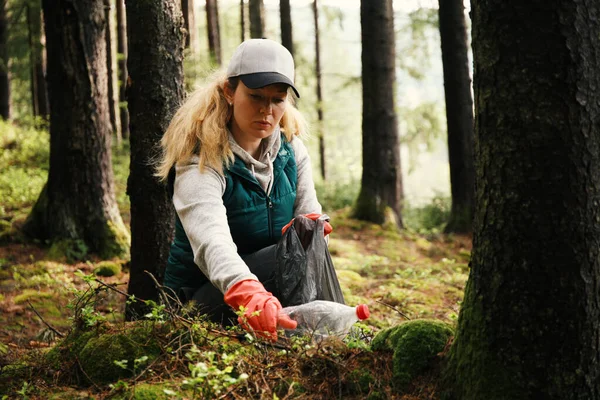 Adult Female Volunteer Cleans Garbage Plastic Pollutes Environment Forest — Stockfoto