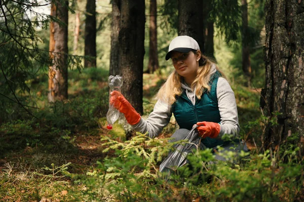 Adult Female Volunteer Cleans Garbage Plastic Pollutes Environment Forest — Stockfoto
