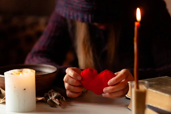 Κόκκινη Καρδιά Στα Χέρια Μάγισσας Ξόρκι Αγάπης Και Ραγισμένη Καρδιά — Φωτογραφία Αρχείου