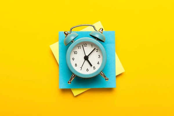 Синій Аналоговий Годинник Стопі Паперу Розповсюдження Робочого Часу Нагадування Контрольний — стокове фото