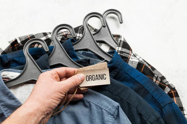 Askıda etiketi olan organik tekstil gömlek.. 