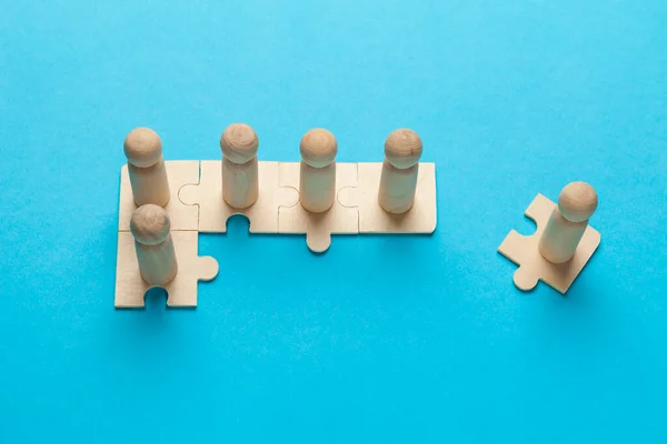 Figure Legno Puzzle Sfondo Blu Come Simbolo Team Building Gente — Foto Stock