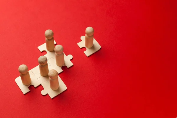 Figure Legno Puzzle Sfondo Rosso Come Simbolo Team Building Gente — Foto Stock