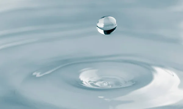 Gota Água Respingo Fundo Pequeno Impacto Provoca Grandes Mudanças Ondulação — Fotografia de Stock