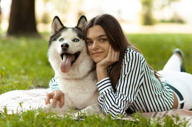 Kız, parkta dinleniyor. Şirin Husky gülümsüyor. # Köpek ve sahibi #