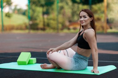 Sabah ısınması. Sporcu yeni bir spor giyim markası tanıtıyor. Antrenörle sokak yoga dersleri..