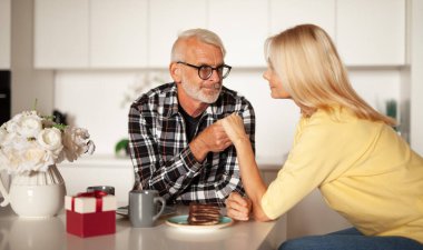 Olgun bir çiftten aşk ilanı. Evde evlilik yıldönümünü kutluyoruz. Mutlu karı koca, beklenmedik bir sürpriz..