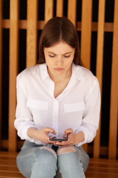 Cyberpesten Overstuur Meisje Met Een Smartphone Haar Handen Pesterijen Internet — Stockfoto