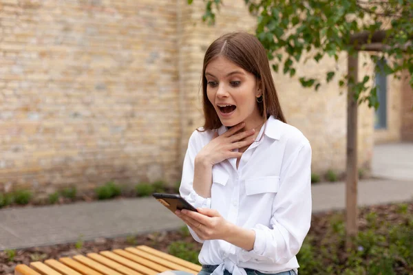 Verrast Meisje Met Een Smartphone Haar Handen Schokkende Roddels Wow — Stockfoto