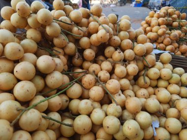 Fruits Market 'teki Sarı Taze Tarihler. Taze sarı, meyve arkaplanı. Barhee veya Barhi palmiyesi