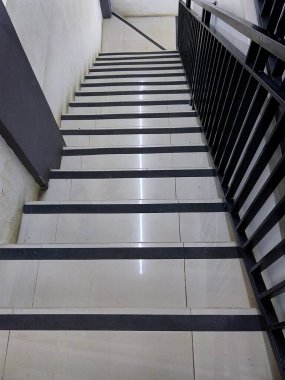 Seramik basamakların ev içi olarak düzenli bir düzenlenmesi