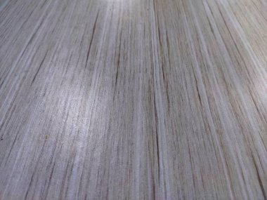 Açık kahverengimsi renk nüansına sahip ince ve yoğun bir çizgi dokusuna sahip ahşap tahıl yüzeyini kapatın. Aşağıdan yukarıya doğru uzanıyor.