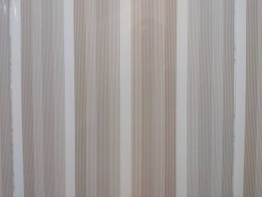 Duvar kağıdının yüzey dokusu, krem, açık gri ve açık kahverengi renkli kombinasyonlarda dikey çizgili deseni vardır.