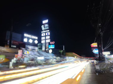 Sabahları Endonezya 'nın Bogor şehrinin eteklerinde gökyüzü kalın bulutlarla kaplıyken