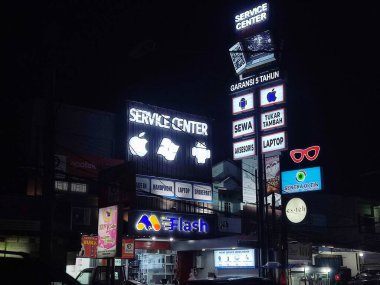 Sabahları Endonezya 'nın Bogor şehrinin eteklerinde gökyüzü kalın bulutlarla kaplıyken